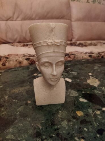 Heykəlciklər: Nefertiti
