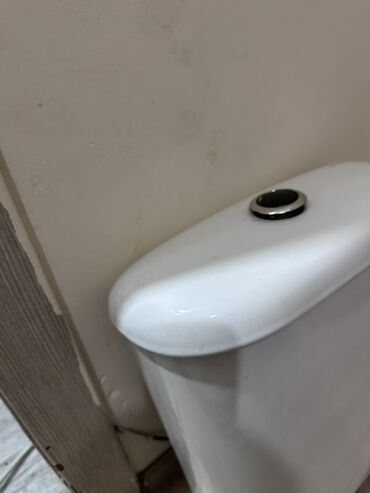 толстостенный цистерна: Смывной бачок для унитаза, напольная установка. Особенности: -