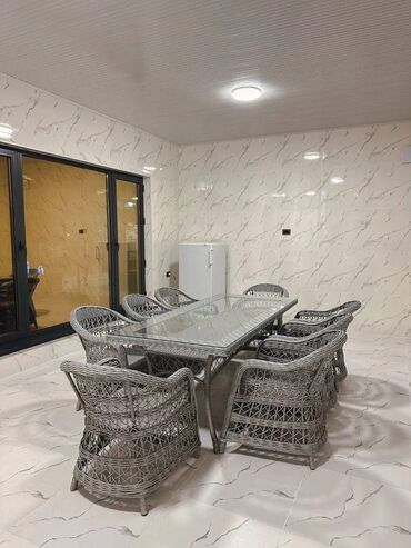 Посуточная аренда домов: Просторный дом с современной отделкой и благоустроенным двором. - — 2