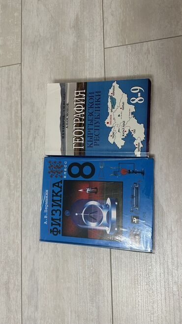 куплю марки дорого: Продаю книги каждая по 100 сом