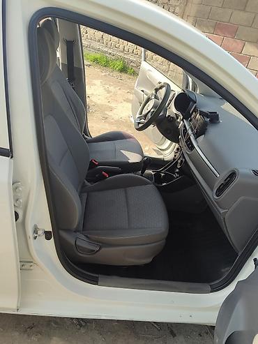 Другие автомобили: Компактный городской хэтчбек белого цвета. Пятидверная компоновка — 3