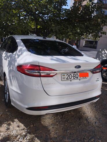 Saipa: Ağ rəngli Ford Fusion sedan avtomobili, gündəlik istifadə üçün