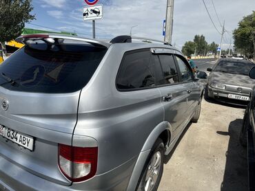холодильник на спринтер: Серебристый внедорожник, вероятно, SsangYong Rexton, с тонированными