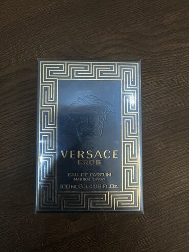 Versace Eros kişi ətir suyu. Mavi rəngli qablaşdırması üzərində