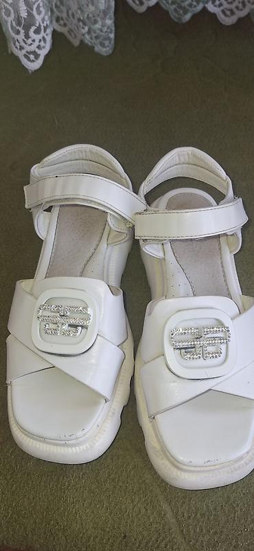 yeni il usaq geyimleri: Razmer:34,36 Uşaq üçün iki cüt ağ sandal 1) Ağ dəri üslublu sandal - — 1