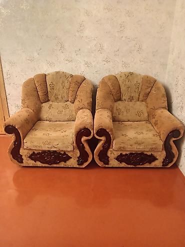 qaşıq çəngəl dəsti: Klassik üslubda yumşaq mebel dəsti Tərkibi: - 3 nəfərlik divan - 2 — 2