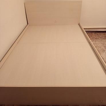 160: Двуспальная кровать с высоким изголовьем, выполненная в светлом — 1