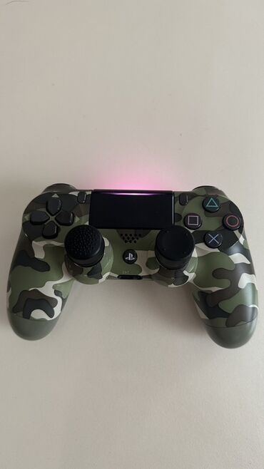 PS2 & PS1 (Sony PlayStation 2 & 1): PlayStation DualShock 4 oyun pultu – kamuflyaj dizaynı. Orginaldır