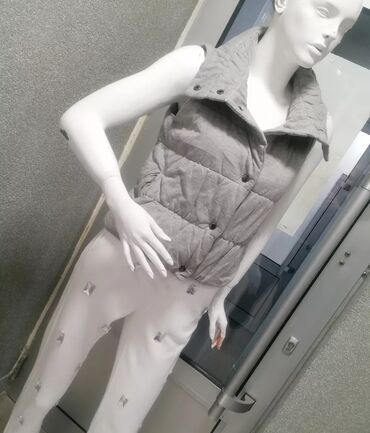 Prsluci: Ženska pufna prsluk-jakna bez rukava, siva. - Kroj: kraći, blago — 1