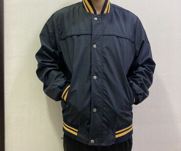 Pencəklər: Kişi bomber gödəkçə – tünd lacivərt - Stil: Klassik varsity/bomber