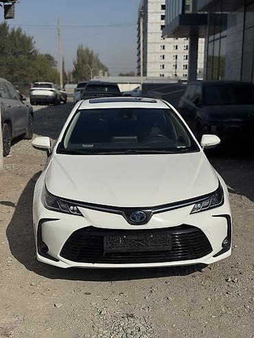 Toyota: Toyota Corolla: 2022 г., 1.8 л, Вариатор, Гибрид, Седан — 2