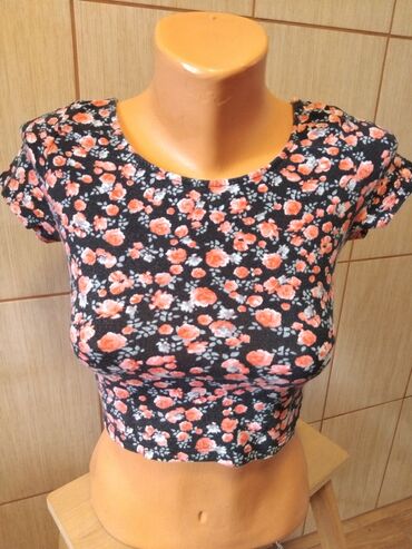 jakne l: Crop top majica, H&M,
S veličina, 95% pamuk, 5% elastin na lalafo.rs jakne l: Crop top majica, H&M,
S veličina, 95% pamuk, 5% elastin
