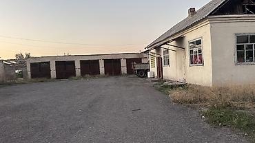 промышленный участок: Нежилой объект с хозяйственным двором и блоком гаражей Описание: - — 2