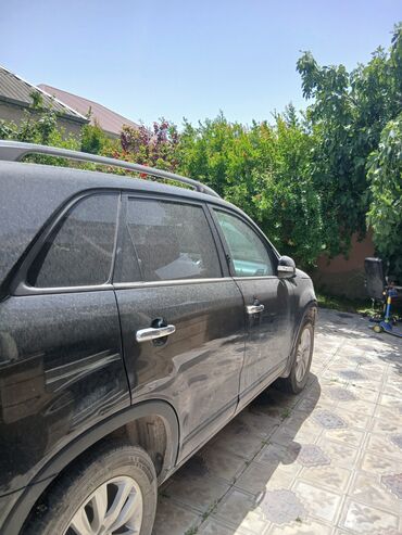 Kia: Qara rəngli, Kia Sorento markalı avtomobil. Üzərində baqaj yerləri