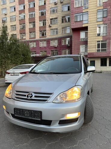 продаю тойота каролла: Предлагается серебристый универсал Toyota. Модель оснащена галогенными