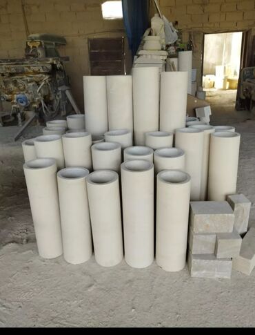 Pilləkən məhəccərləri: Ağ rəngli, müxtəlif formalı və ölçülü dəmir-beton sütunlar. Bu — 29