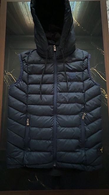 Женская одежда: Пуховая жилетка Stone Island с капюшоном, размер M. - Цвет — 1