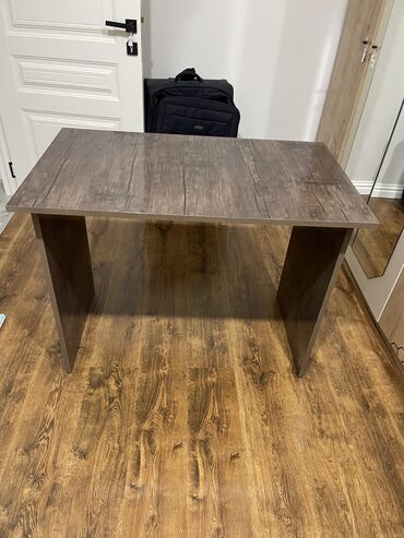 konputer stolu: İşlənmiş, Dördbucaq masa