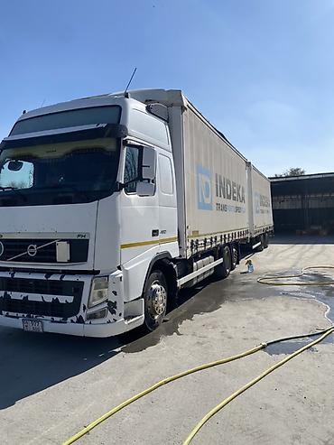 дом на колесе: Тягач, Volvo, 2010 г., Шторный — 3