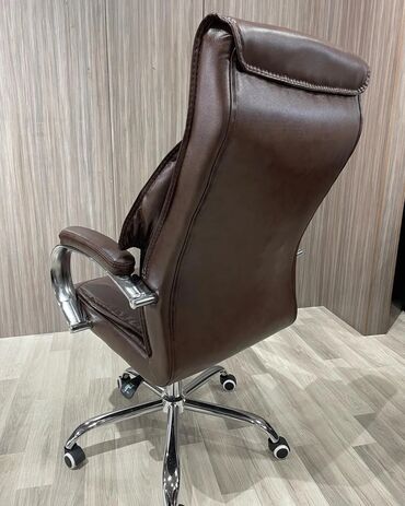 Ofis və oyun kresloları: Təkərli, Qolları tənzimlənir, Dəri — 28