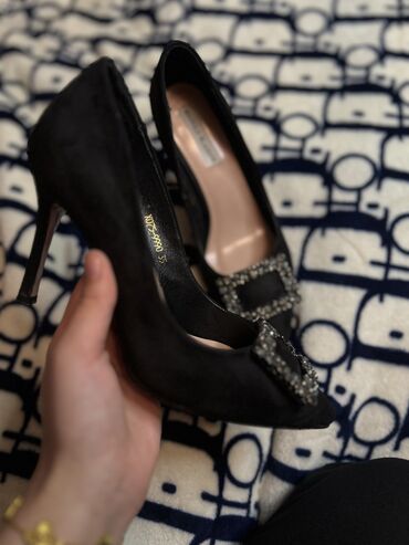 Другая женская обувь: Продаю туфли Одевала пару раз Как новые 36.5-37 размер Люкс
