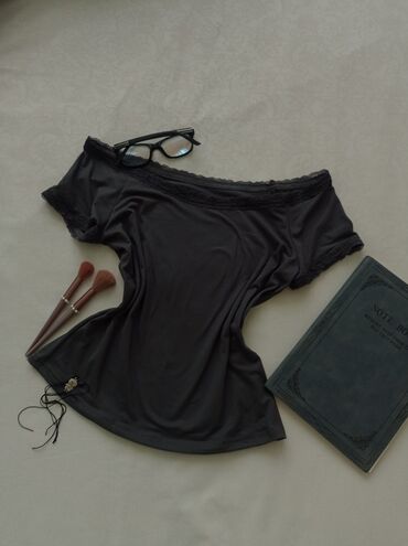 tayojni krem qiymeti: Dark coquette top, yenidir, yalnızca üstdə duruşunun göstərilməsi üçün