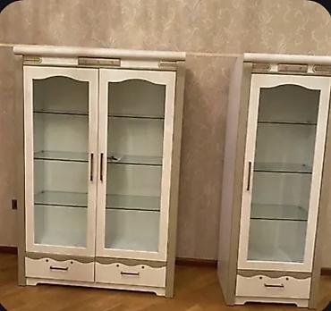 İki ədəd vitrin şkaf dəsti - Rəng: açıq krem/bej tonları, zərif