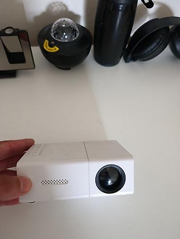 16 e ıphone: Mini proyektor – kompakt və daşına bilən multimedia cihazı — 1