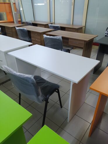 Ofis masaları: Yeni, İşçi üçün, Künc masa