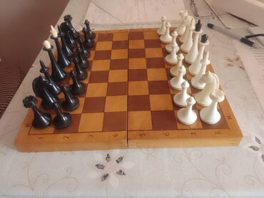 Шахматы: Шахматы карболитовые размер 30×30 в хорошем состоянии