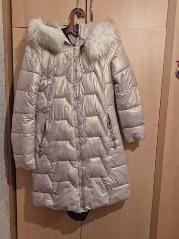 Dəstlər: Uşaq üçün qışlıq paltok – açıq şampan rəngində, kapüşonlu, xəz