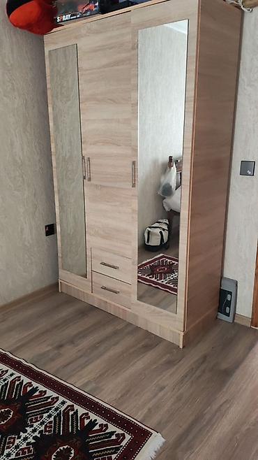 Üç qapılı, güzgülü paltar şkafı - Material: açıq palıd rəngli