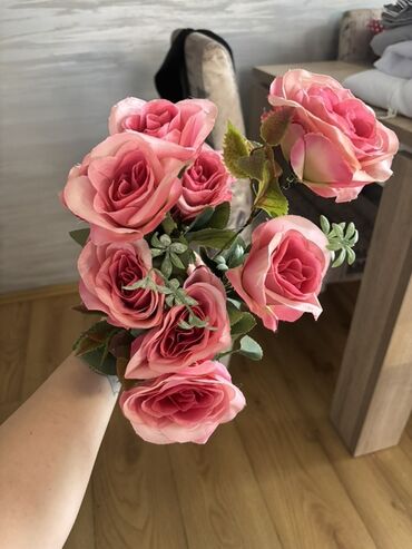 Ruža: Buket svilenih dekorativnih ruža – više varijanti.Ukoliko kupite vise na lalafo.rs — 6 Ruža: Buket svilenih dekorativnih ruža – više varijanti.Ukoliko kupite vise — 6