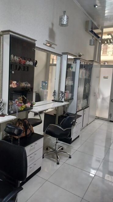 sumqayıt daşınmaz əmlak: Salonda 2 stol kirayəyə verilir. Salon Gənclikdə, Nəsimi bazarı