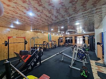 crossfit: Fitnes zalı – tam avadanlıqlı məşq məkanı - Güc və kardio üçün geniş — 1