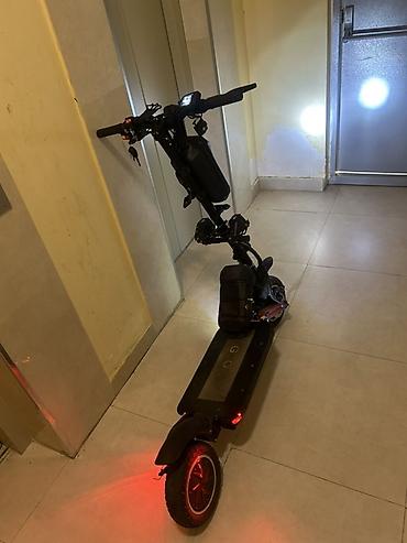 электросамокат бу: Elektrikli skuter. Şəkillərdə qara rəngli, iri təkərli elektrikli — 3