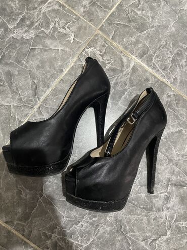 Туфли: Размер: первые 5 фото 35-36 
6-10 фото 36 
11 фото 37 — 4