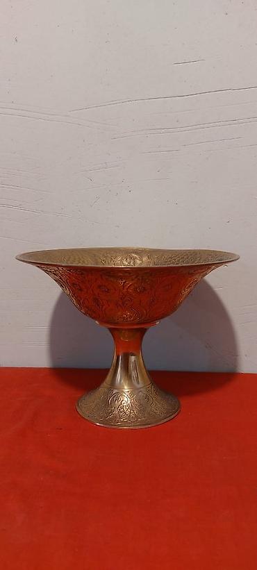Materialı latundur. Diametri 25 sm