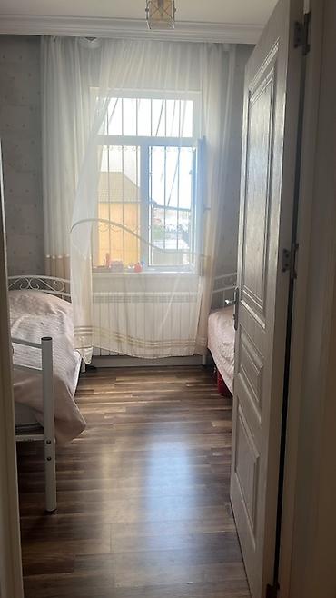 kiraye evler 4 cu mikrorayon: 4otaqlı mənzil – geniş qonaq otağı, yataq otağı və uşaq/iş otağı — 4