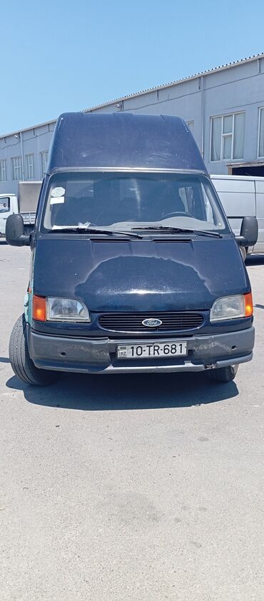 yük kəməri: Tünd göy rəngli, yüksək tavanlı Ford Transit mikroavtobus. Nəqliyyat
