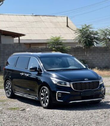 дополнительное освещение на авто: Черный минивэн Kia Carnival с современным дизайном кузова. Автомобиль