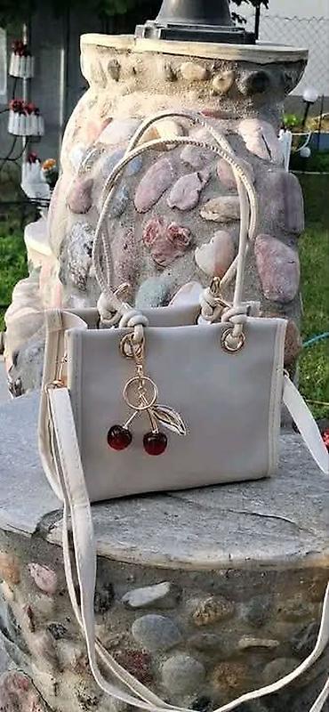 torbe slike: Ženska torba – mini/medium model sa privjeskom trešnje - Moderna — 3