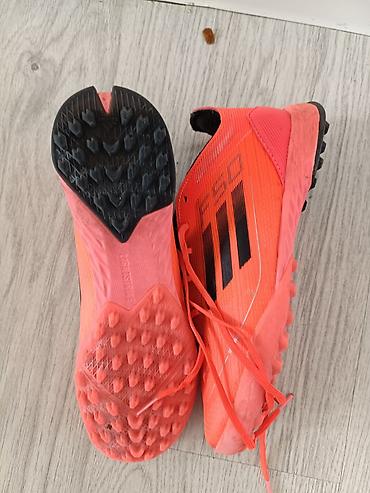 мото ролик: Футбольные бутсы/сороконожки adidas F50 (коллекция с логотипом “F50”) — 1