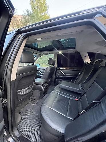 tesla model x: BMW X5 (E53) – qara rəngli, tam ölçülü premium SUV. Texniki və dizayn — 4