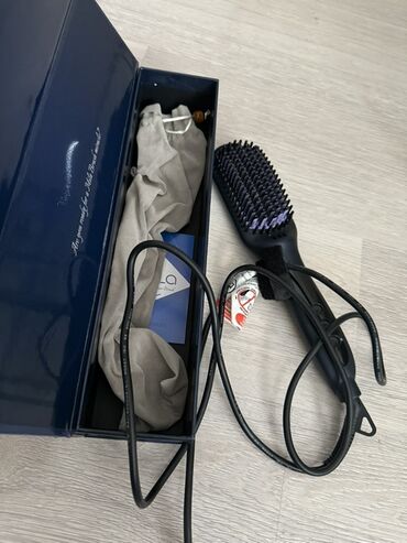 Hava nəmləndiriciləri və təmizləyiciləri: Saçları düzləşdirmək üçün nəzərdə tutulmuş elektrikli fırça. Qara