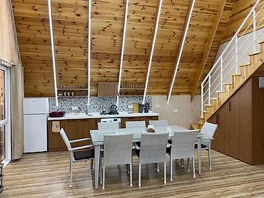 Günlük kirayə evlər: İstirahət üçün A‑frame tipli villa – şəxsi hovuzla - Memarlıq — 11