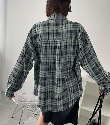 футболка: Yumşaq flanel fakturalı, oversize kəsimli qadın köynəyi. Yaşıl, tünd — 3