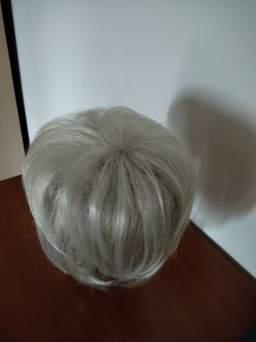 осветлитель для волос: Продаю накладку- макушка, из искусственных волос, цвет блонд, новая
