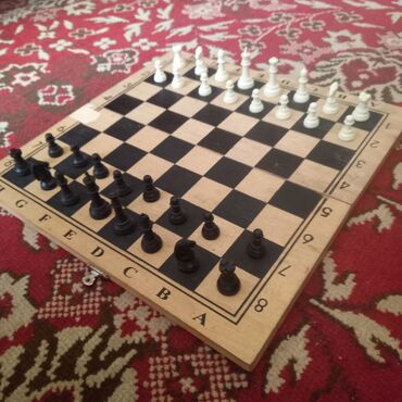 Şahmatlar: Məndə 3 dəst Şaxmat var ki, evdə yer tutduğundan satıram. 1) Böyük — 11