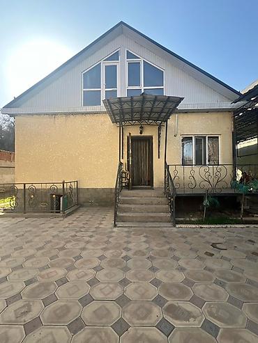 Продажа коттеджей и домов: Продаётся дом с закрытым двором и большим навесом для автомобилей — 1